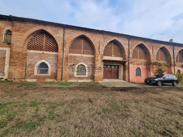 esavano in vendita a Sesto ed Uniti in zona Luignano