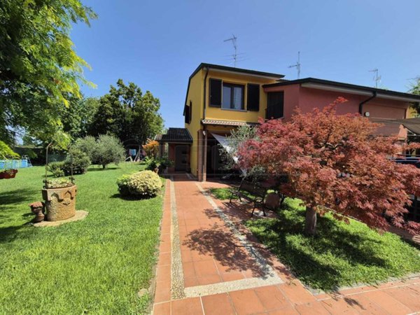 casa indipendente in vendita a Sesto ed Uniti in zona Casanova del Morbasco