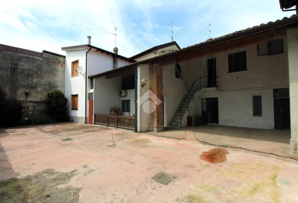 casa indipendente in vendita a Soncino in zona Gallignano