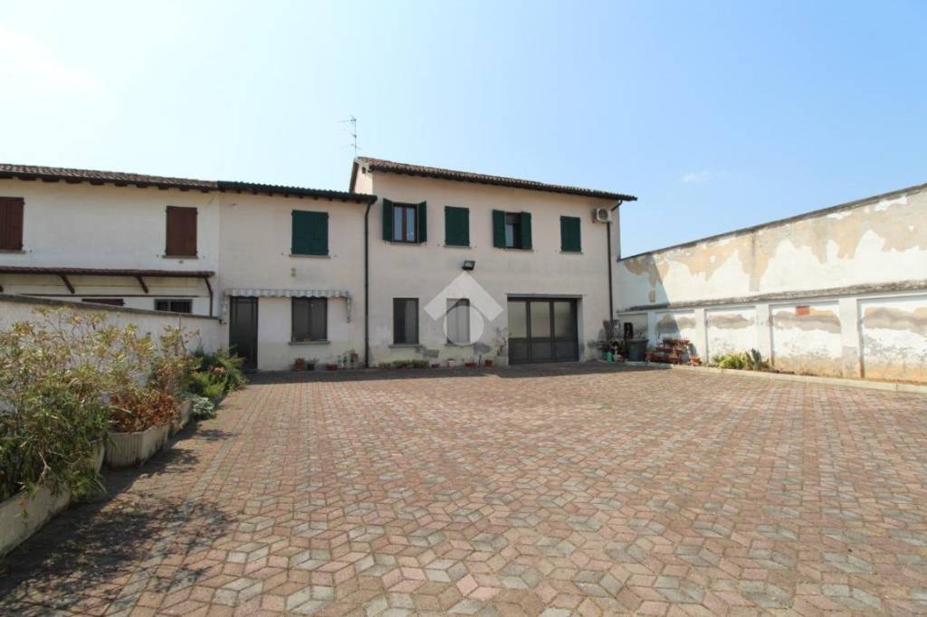 casa indipendente in vendita a Soncino in zona Gallignano
