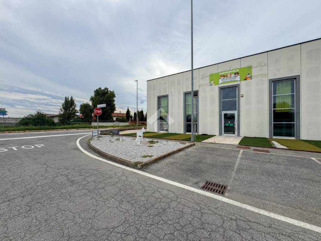 locale commerciale in vendita a Soncino