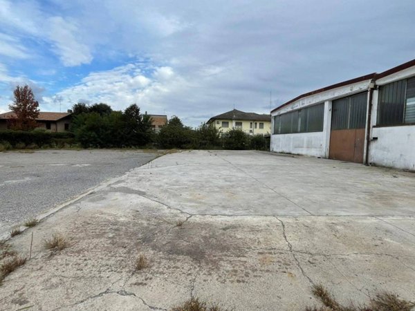 locale commerciale in vendita a Soncino