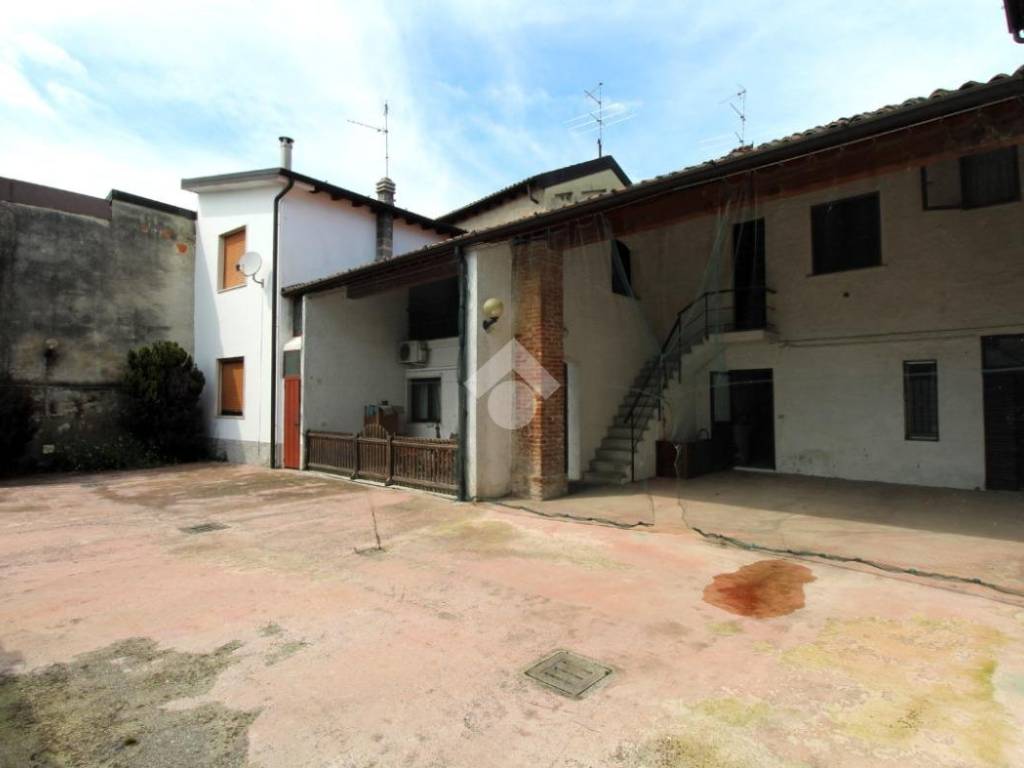 casa indipendente in vendita a Soncino in zona Gallignano