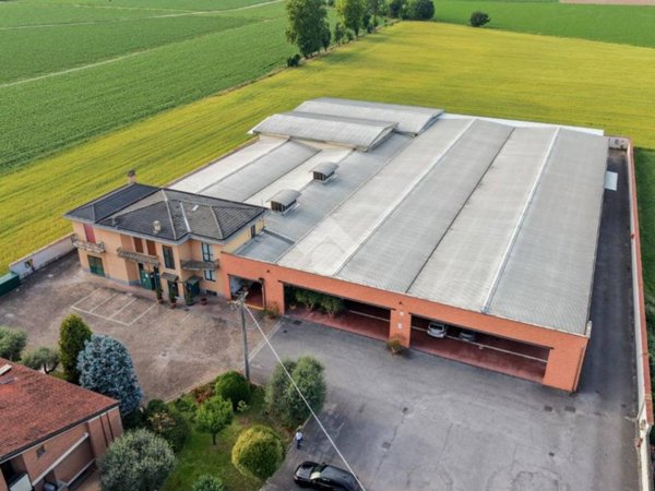 locale commerciale in vendita a Soncino in zona Gallignano