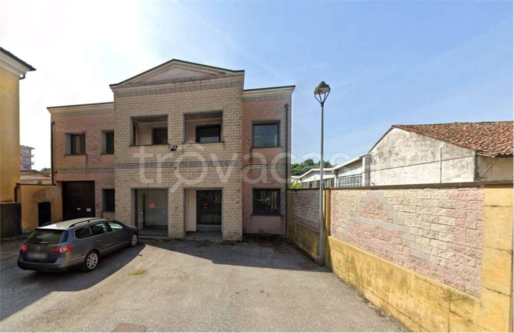 locale commerciale in vendita a Soresina