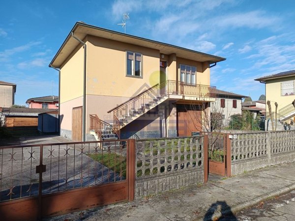 casa indipendente in vendita a Sospiro