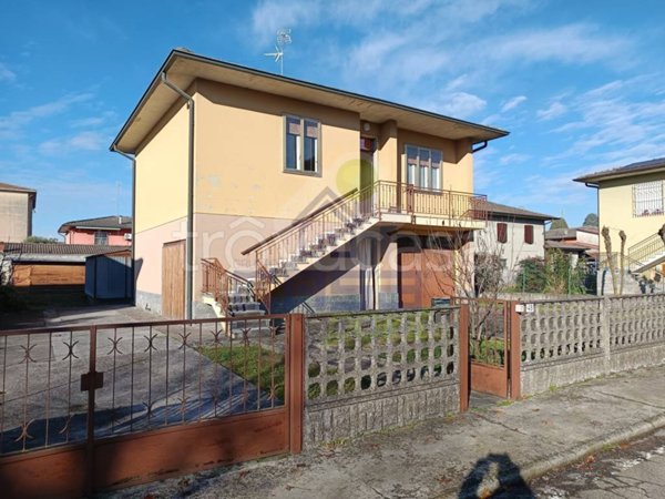 casa indipendente in vendita a Sospiro