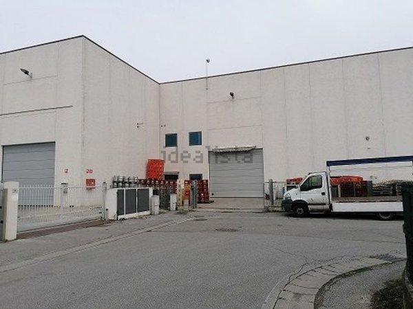 capannone in vendita a Spino d'Adda