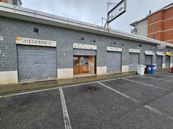 negozio in vendita a Piossasco in zona Garola