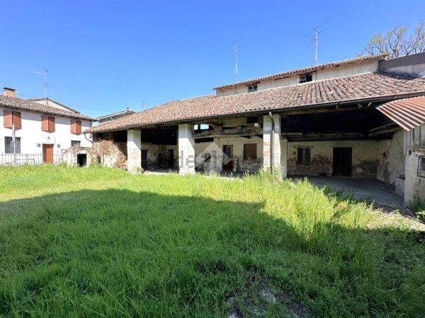 casale in vendita a Torlino Vimercati