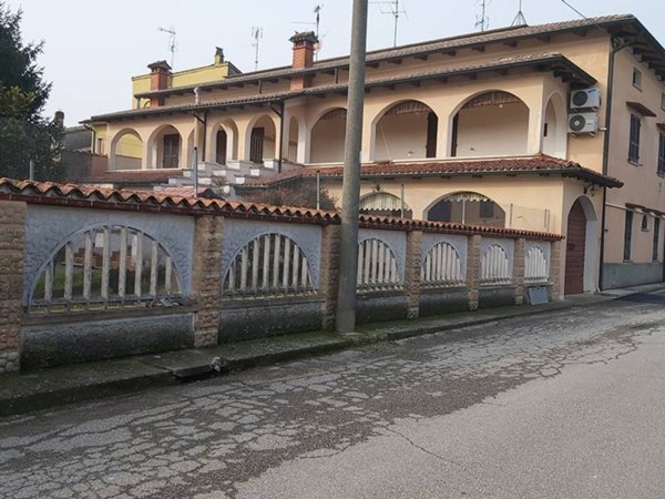 intera palazzina in vendita a Torre de' Picenardi in zona Ca' d'Andrea
