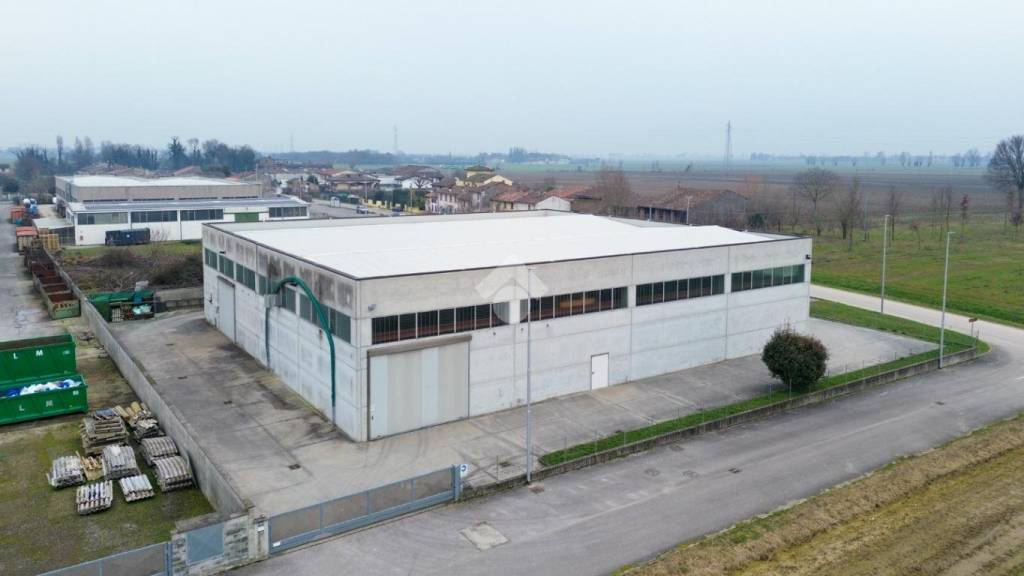 locale commerciale in vendita a Torre de' Picenardi
