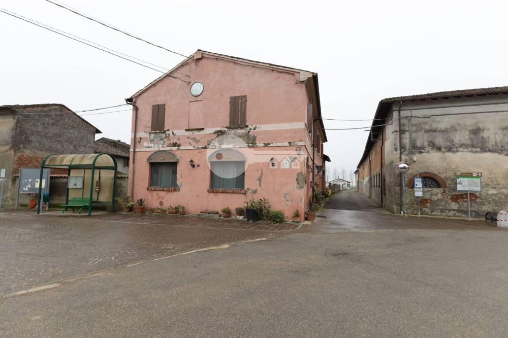 negozio in vendita a Torre de' Picenardi in zona Ca' d'Andrea