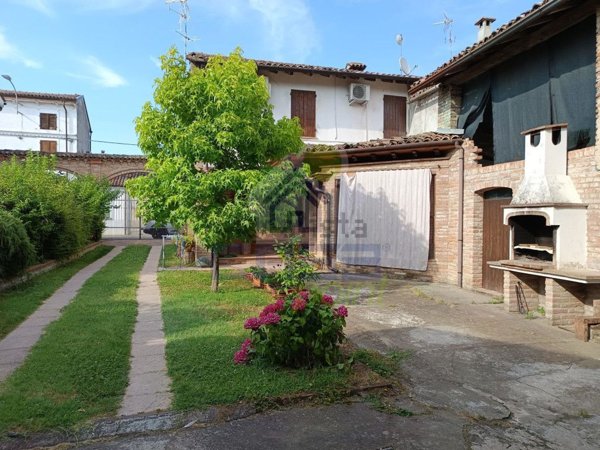 casa indipendente in vendita a Torricella del Pizzo
