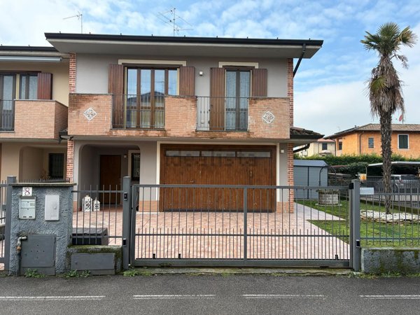 casa indipendente in vendita a Vailate