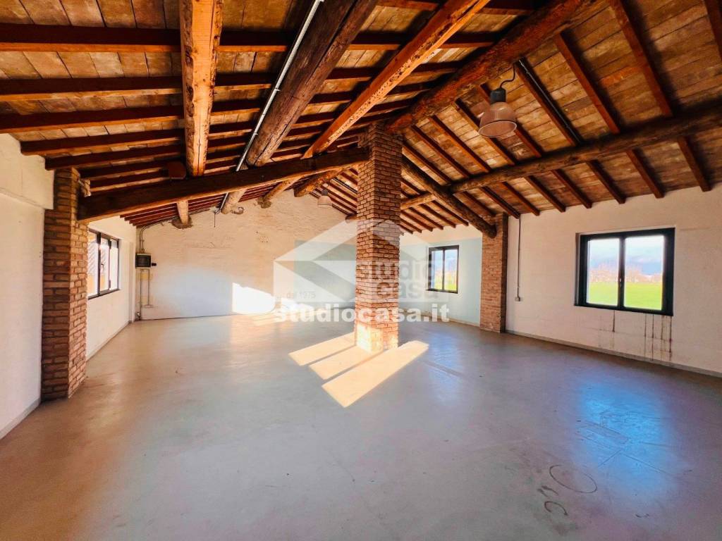 locale commerciale in vendita a Vailate