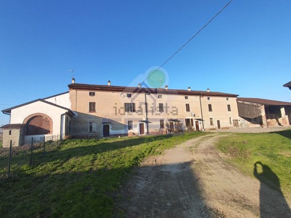 casale in vendita a Vescovato