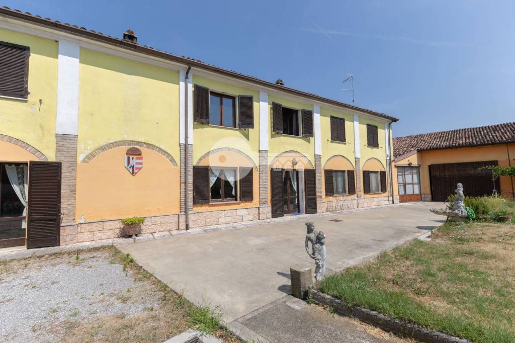 casa indipendente in vendita a Volongo