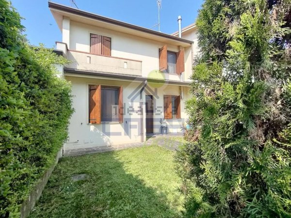 casa indipendente in vendita a Piadena Drizzona in zona Piadena