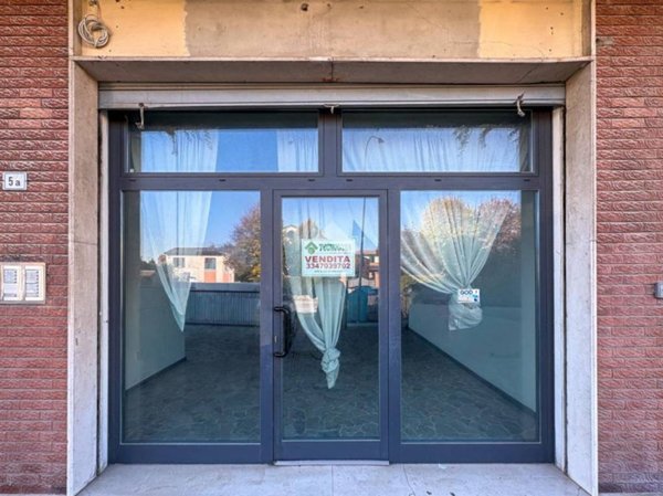 negozio in vendita a Piadena Drizzona in zona Piadena