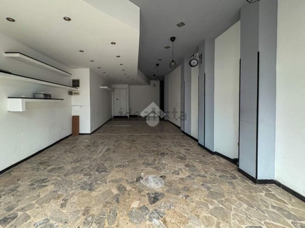 locale commerciale in vendita a Piadena Drizzona in zona Piadena