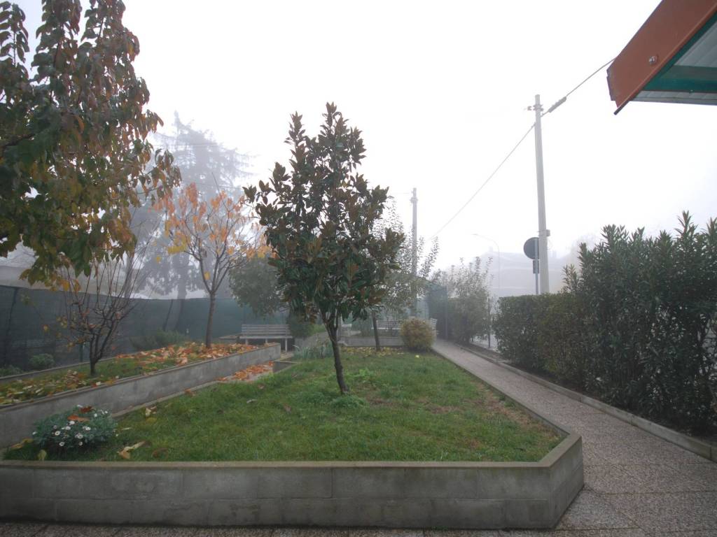 negozio in vendita a Piscina