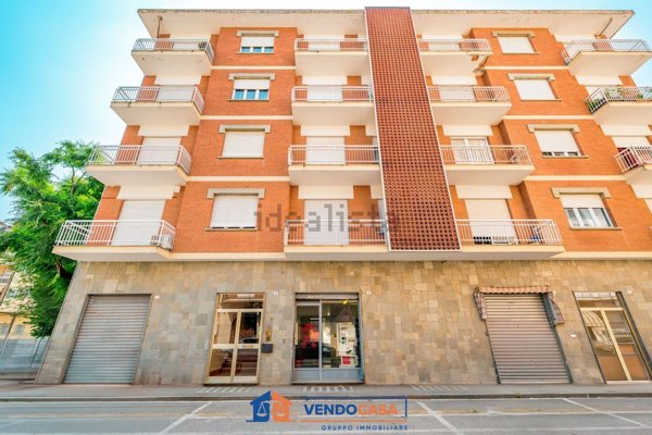 locale commerciale in vendita a Piscina