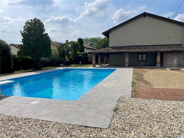 casa indipendente in vendita a Piscina