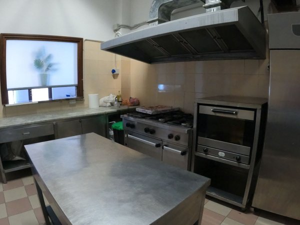 locale commerciale in vendita a Piscina