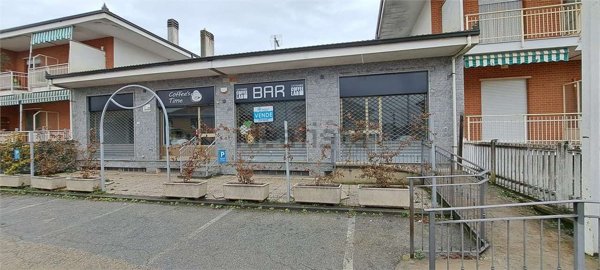 locale commerciale in vendita a Piscina