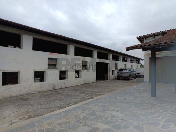 locale di sgombero in vendita a Piscina