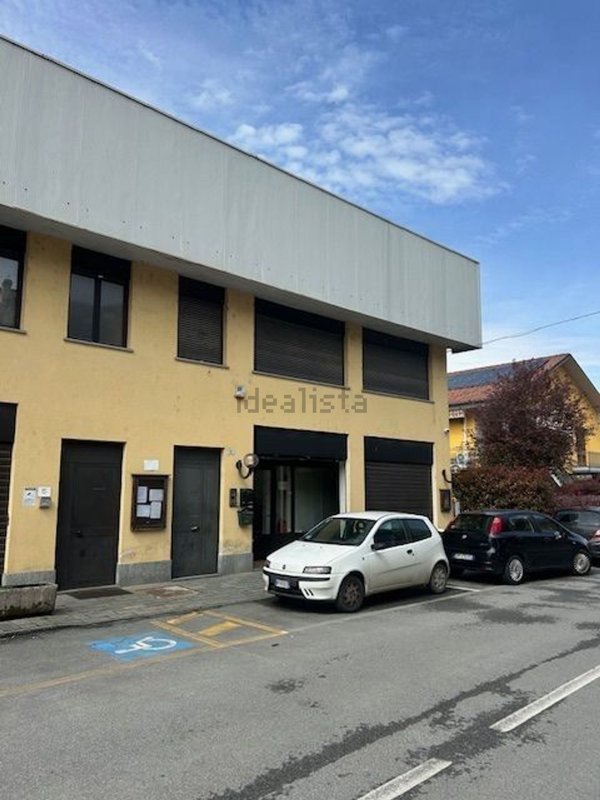 locale commerciale in vendita a Piscina