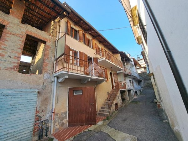 casa semindipendente in vendita a Piverone