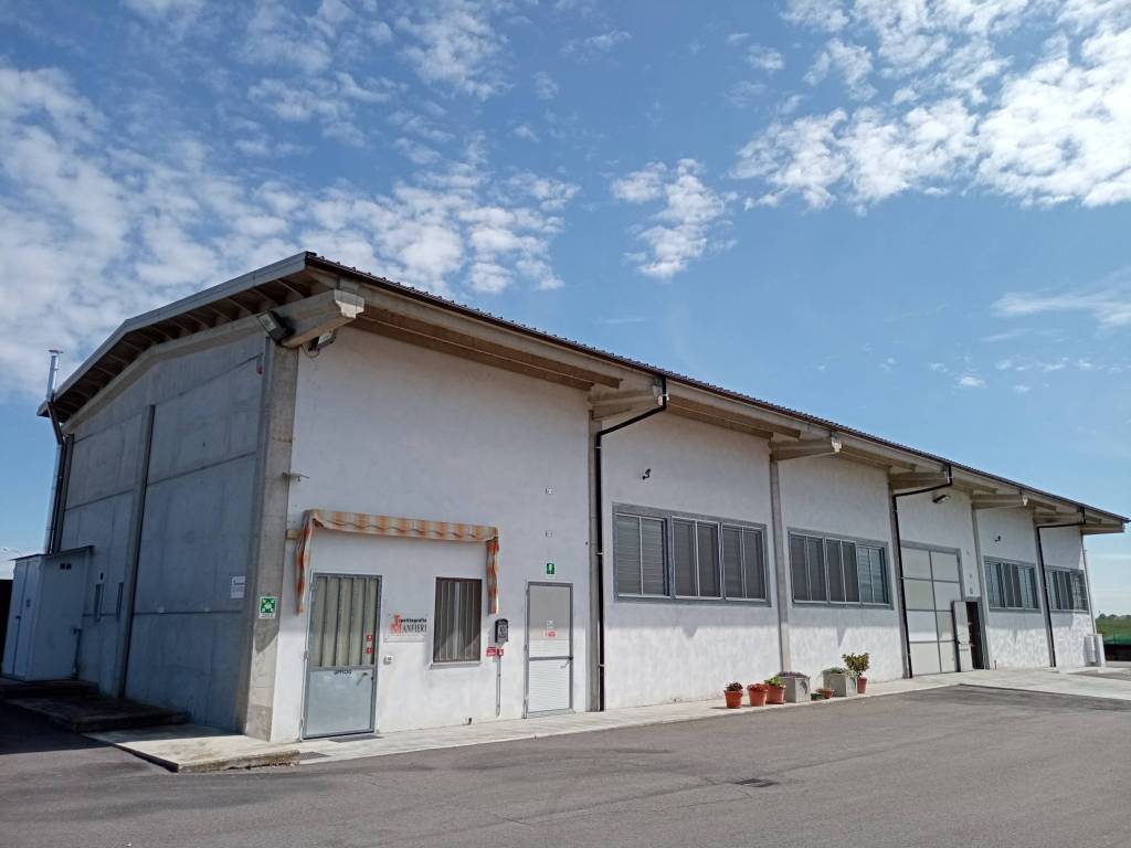 locale commerciale in vendita a Poirino