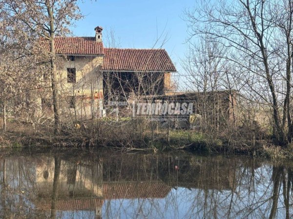 casale in vendita a Poirino in zona Cacceri