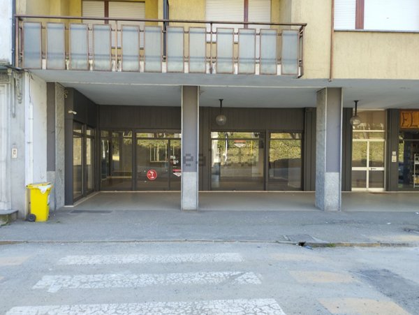 locale commerciale in vendita a Poirino