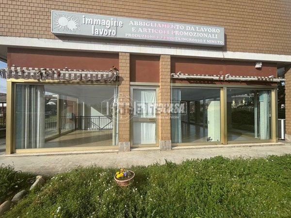 locale commerciale in vendita a Poirino in zona Marocchi