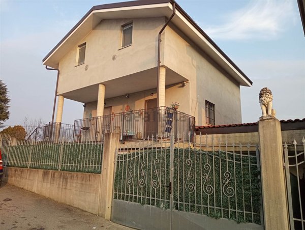 casa indipendente in vendita a Poirino