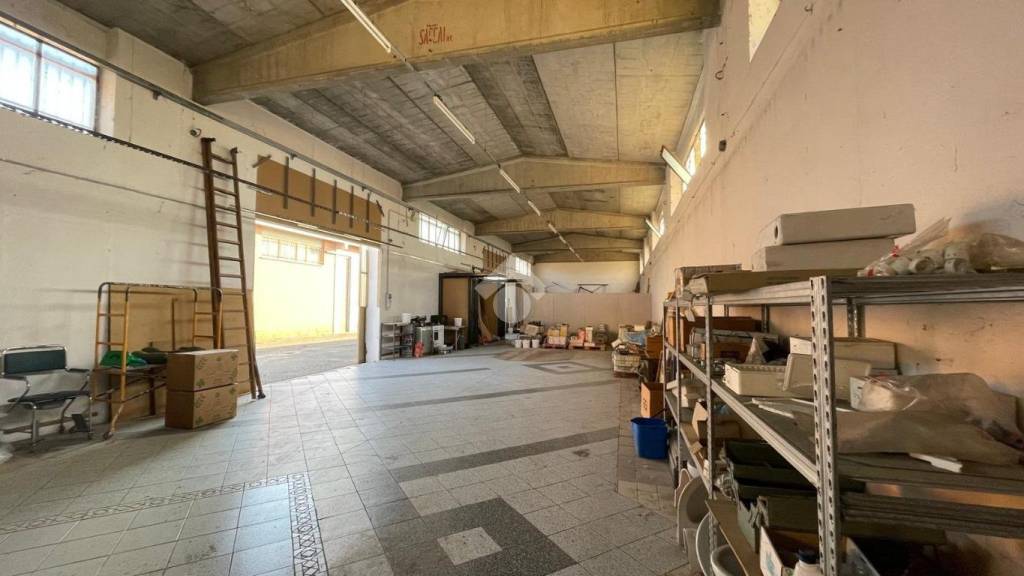 locale commerciale in vendita a Poirino