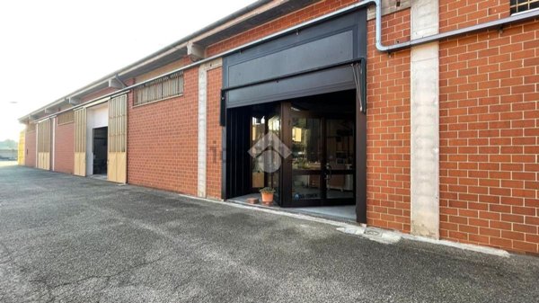 locale di sgombero in vendita a Poirino