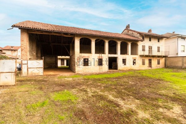 esavano in vendita a Poirino