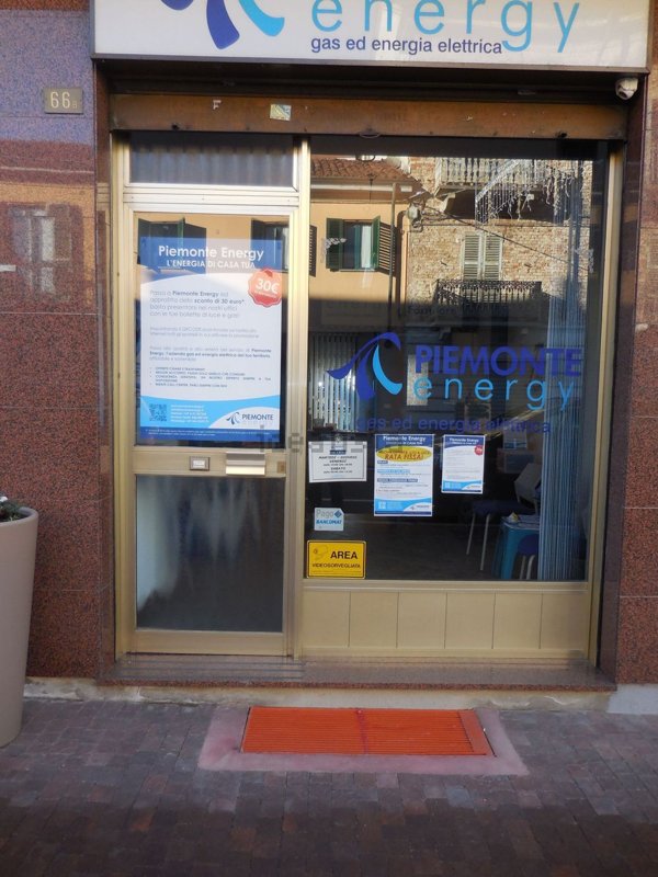 locale commerciale in vendita a Poirino