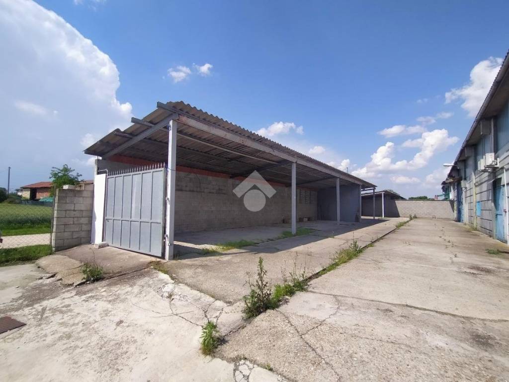 locale commerciale in vendita a Poirino