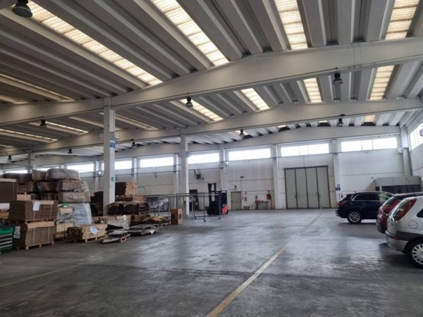 locale commerciale in vendita a Riva presso Chieri