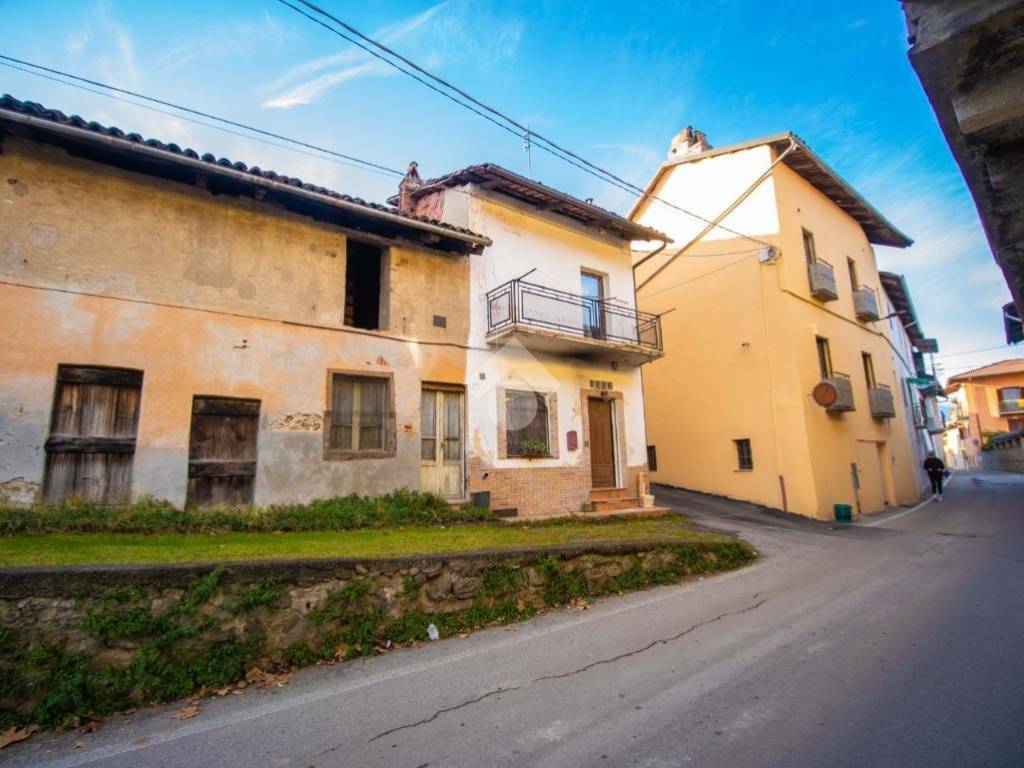 casa semindipendente in vendita a Rivarolo Canavese in zona Vesignano