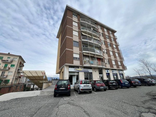 locale commerciale in vendita a Rivarolo Canavese in zona Vesignano