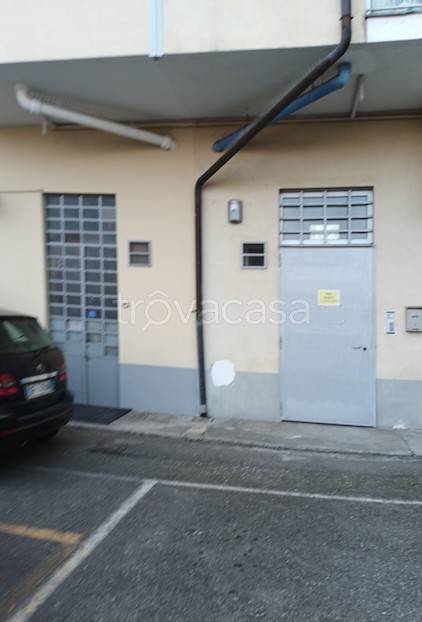 locale commerciale in vendita a Rivoli in zona Cascine Vica