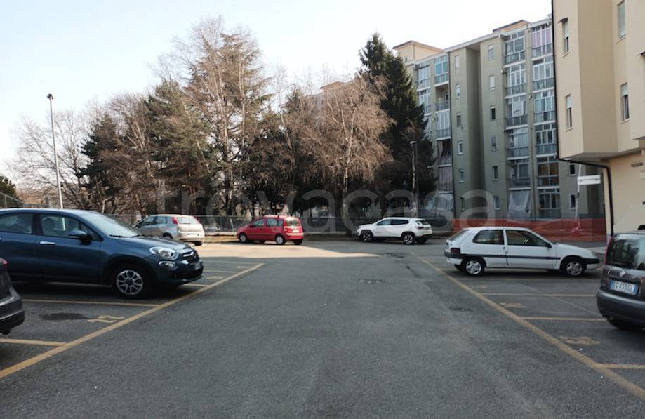 locale commerciale in vendita a Rivoli in zona Cascine Vica