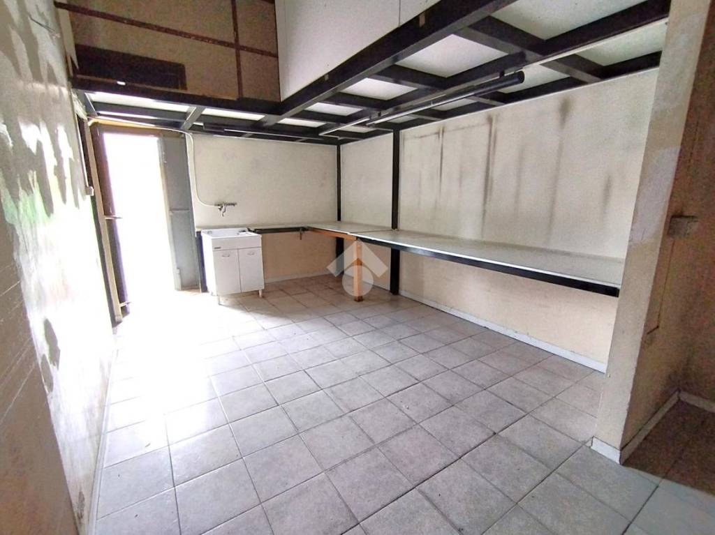 negozio in vendita a Rivoli in zona Cascine Vica