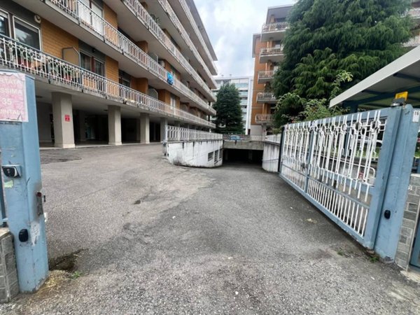 locale commerciale in vendita a Rivoli in zona Cascine Vica